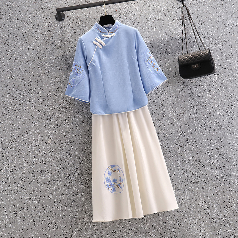 Top brodat în stil chinezesc, inspirat de cheongsam și Tang, cu motiv porțelan albastru-alb; țesătură poliester-viscoză pe bază de bumbac-mătase; mâneci 3/4; fără guler