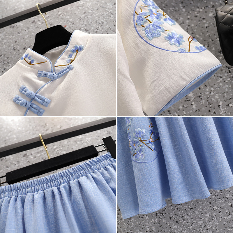 Top brodat în stil chinezesc, inspirat de cheongsam și Tang, cu motiv porțelan albastru-alb; țesătură poliester-viscoză pe bază de bumbac-mătase; mâneci 3/4; fără guler