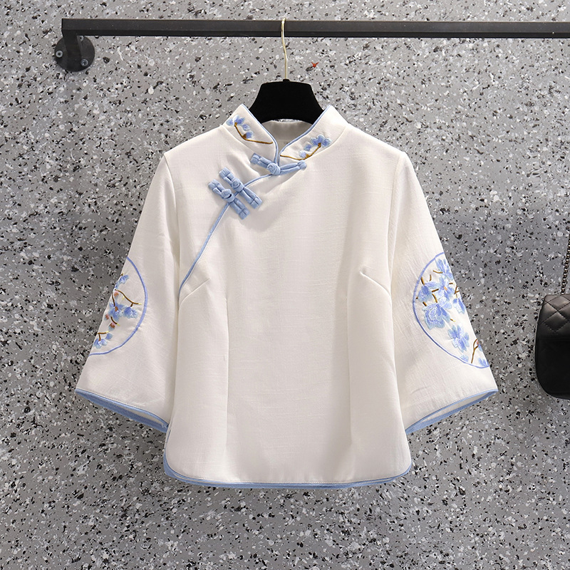 Top brodat în stil chinezesc, inspirat de cheongsam și Tang, cu motiv porțelan albastru-alb; țesătură poliester-viscoză pe bază de bumbac-mătase; mâneci 3/4; fără guler