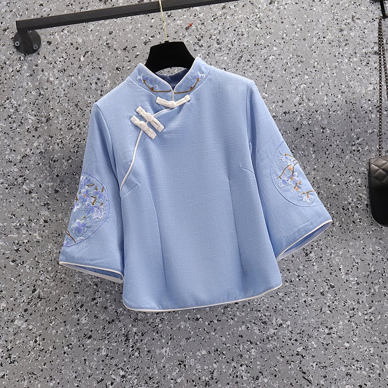 Top brodat în stil chinezesc, inspirat de cheongsam și Tang, cu motiv porțelan albastru-alb; țesătură poliester-viscoză pe bază de bumbac-mătase; mâneci 3/4; fără guler