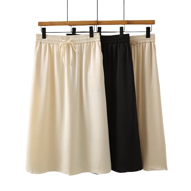 Satino A linijos sijonas, vidutinio ilgio, 2025 vasara, poliesterio audinys, vienalytis raštas