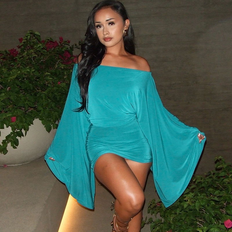 Moters sijoninis kostiumas: topas su vienu petimi, ilgos išsišalėjusios rankovės, trumpa sijona, audinys poliesteris/elastonas, vienalytis raštas