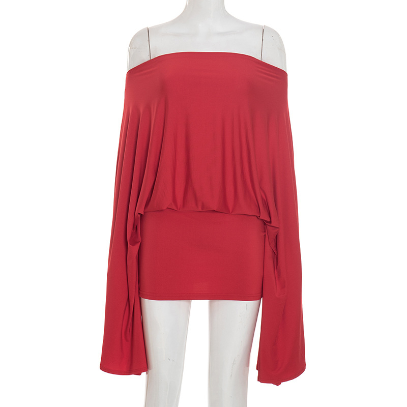 Moters sijoninis kostiumas: topas su vienu petimi, ilgos išsišalėjusios rankovės, trumpa sijona, audinys poliesteris/elastonas, vienalytis raštas