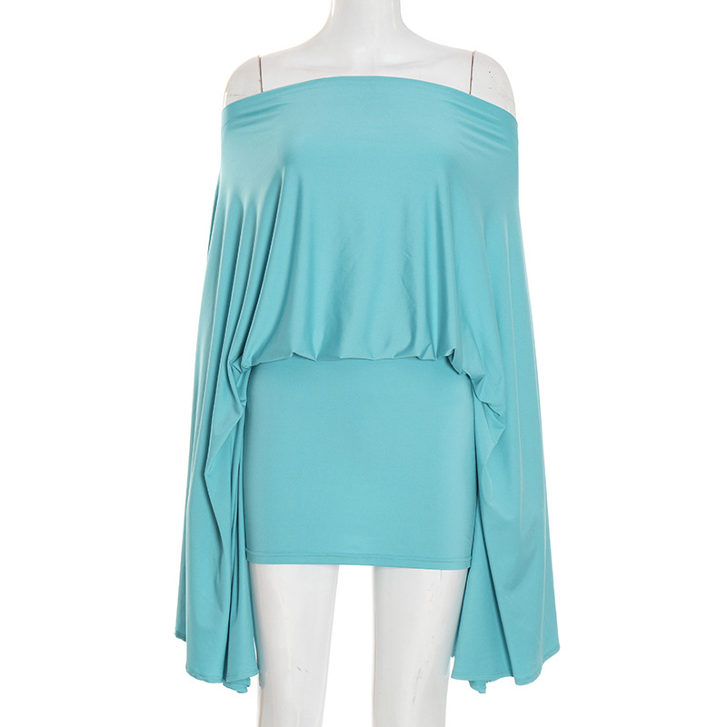 Moters sijoninis kostiumas: topas su vienu petimi, ilgos išsišalėjusios rankovės, trumpa sijona, audinys poliesteris/elastonas, vienalytis raštas