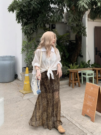 Dviejų dalių komplektas: leopardinio rašto sijonas su elastine juosta ir skelta, ilgų rankovių marškiniai su polo apykakle nuo saulės