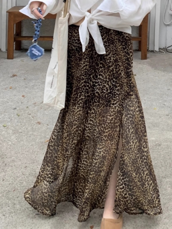 Dviejų dalių komplektas: leopardinio rašto sijonas su elastine juosta ir skelta, ilgų rankovių marškiniai su polo apykakle nuo saulės