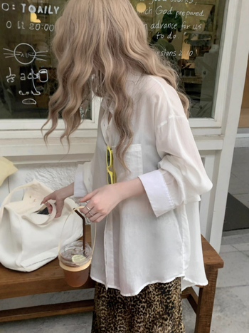 Dviejų dalių komplektas: leopardinio rašto sijonas su elastine juosta ir skelta, ilgų rankovių marškiniai su polo apykakle nuo saulės