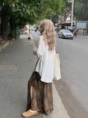 Dviejų dalių komplektas: leopardinio rašto sijonas su elastine juosta ir skelta, ilgų rankovių marškiniai su polo apykakle nuo saulės