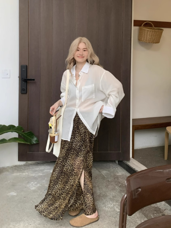 Dviejų dalių komplektas: leopardinio rašto sijonas su elastine juosta ir skelta, ilgų rankovių marškiniai su polo apykakle nuo saulės
