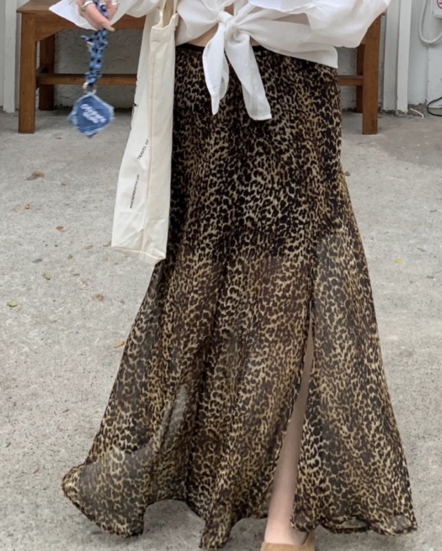 Dviejų dalių komplektas: leopardinio rašto sijonas su elastine juosta ir skelta, ilgų rankovių marškiniai su polo apykakle nuo saulės