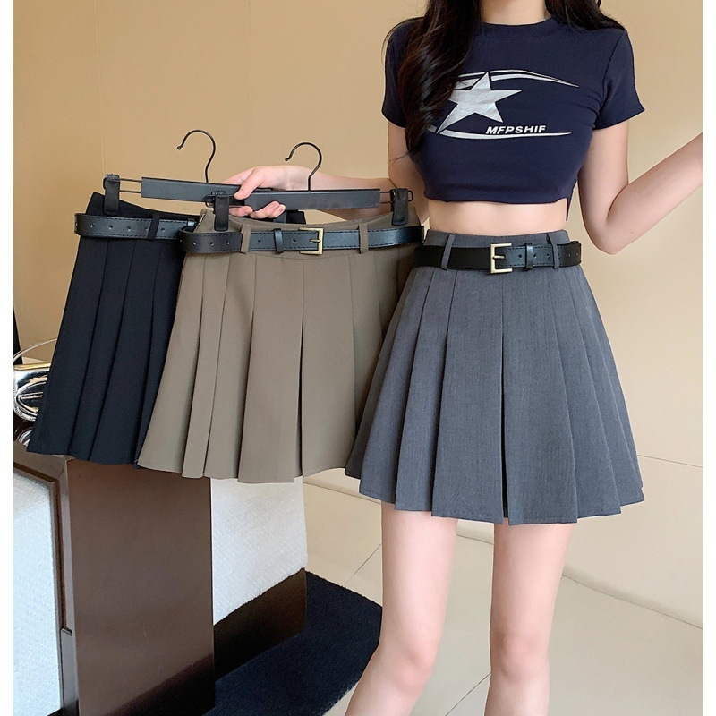 A linijos plisuota trumpa sijona, poliesterio audinys, pavasaris 2024, elegantiškas miesto kasdienio stiliaus