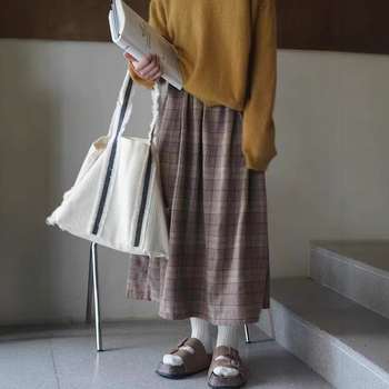 A linijos sijonas su languotu raštu, vidutinio ilgio, mikroelastiška juosta, 2024 ruduo, literatūrinis retro stilius.