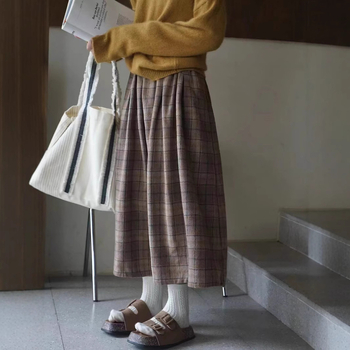 A linijos sijonas su languotu raštu, vidutinio ilgio, mikroelastiška juosta, 2024 ruduo, literatūrinis retro stilius.