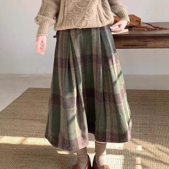 A linijos sijonas su languotu raštu, vidutinio ilgio, mikroelastiška juosta, 2024 ruduo, literatūrinis retro stilius.