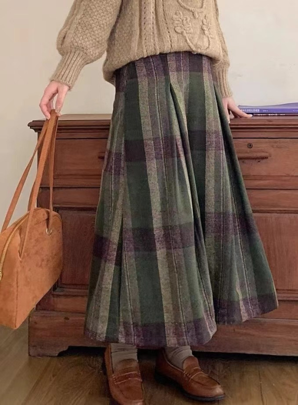 A linijos sijonas su languotu raštu, vidutinio ilgio, mikroelastiška juosta, 2024 ruduo, literatūrinis retro stilius.