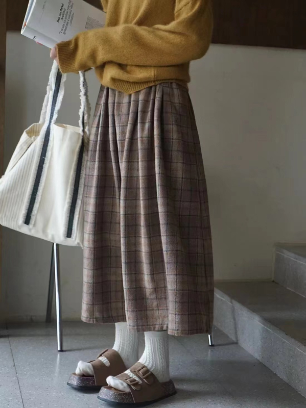 A linijos sijonas su languotu raštu, vidutinio ilgio, mikroelastiška juosta, 2024 ruduo, literatūrinis retro stilius.