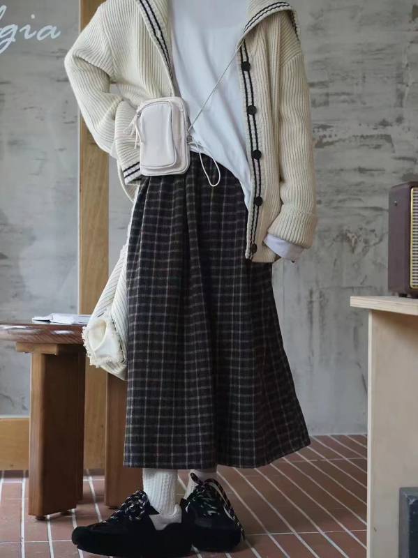 A linijos sijonas su languotu raštu, vidutinio ilgio, mikroelastiška juosta, 2024 ruduo, literatūrinis retro stilius.