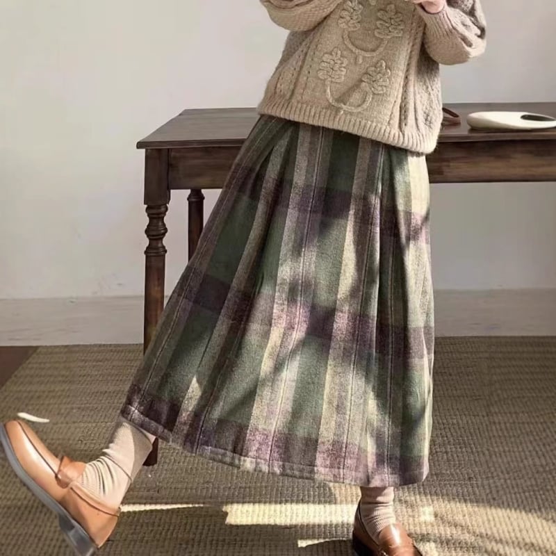 A linijos sijonas su languotu raštu, vidutinio ilgio, mikroelastiška juosta, 2024 ruduo, literatūrinis retro stilius.