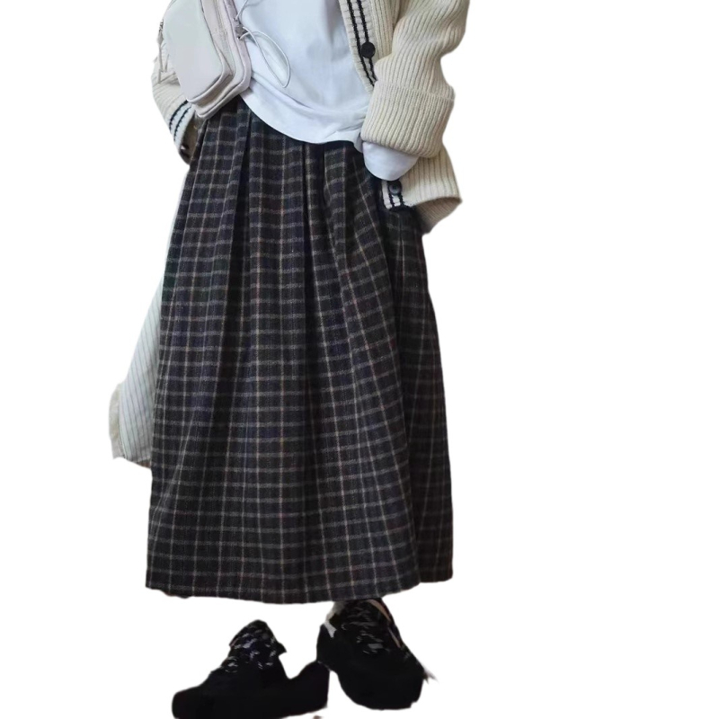 A linijos sijonas su languotu raštu, vidutinio ilgio, mikroelastiška juosta, 2024 ruduo, literatūrinis retro stilius.