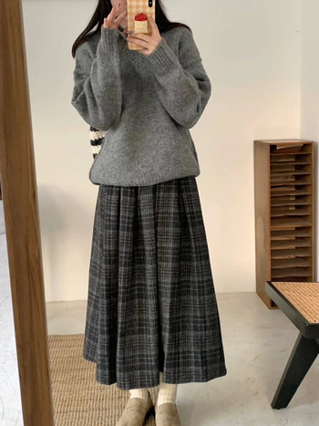 A linijos megztas sijonas su Houndstooth raštu, 95% poliesterio, vidutinio ilgio, žiema 2025, elegantiškas biuro stilius