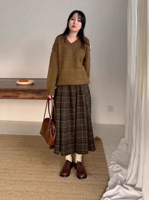 A linijos megztas sijonas su Houndstooth raštu, 95% poliesterio, vidutinio ilgio, žiema 2025, elegantiškas biuro stilius