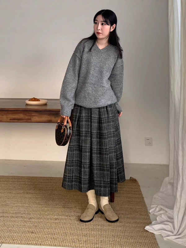 A linijos megztas sijonas su Houndstooth raštu, 95% poliesterio, vidutinio ilgio, žiema 2025, elegantiškas biuro stilius