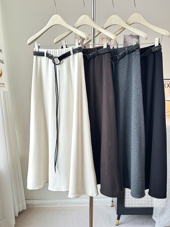 A linijos poliesterio sijonas, ilgos, literatūros retro stiliaus, šiek tiek tamprios