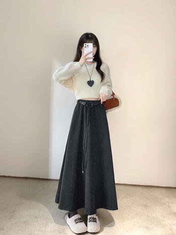 A linijos poliesterio sijonas, ilgos, literatūros retro stiliaus, šiek tiek tamprios