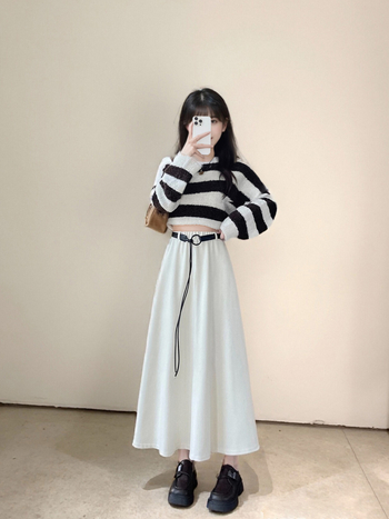 A linijos poliesterio sijonas, ilgos, literatūros retro stiliaus, šiek tiek tamprios