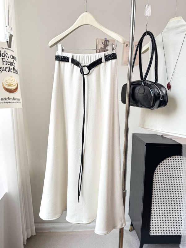 A linijos poliesterio sijonas, ilgos, literatūros retro stiliaus, šiek tiek tamprios