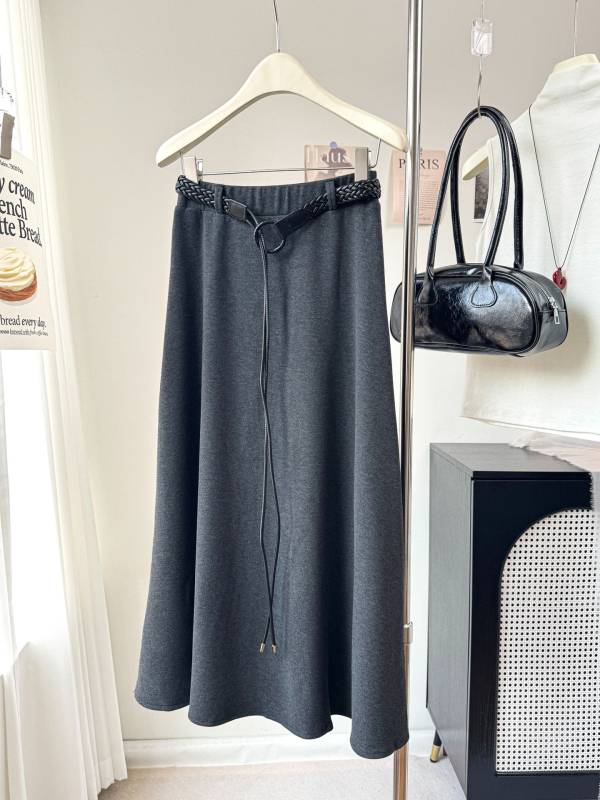 A linijos poliesterio sijonas, ilgos, literatūros retro stiliaus, šiek tiek tamprios