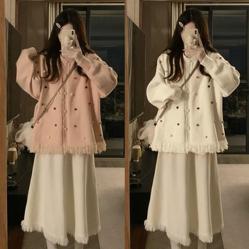 Dviejų dalių komplektas: megztinis su kutais ir aukšto juosmens megzta suknelė, ilgomis rankovėmis, mini ilgio