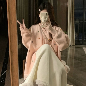 Dviejų dalių komplektas: megztinis su kutais ir aukšto juosmens megzta suknelė, ilgomis rankovėmis, mini ilgio