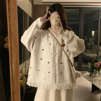 Dviejų dalių komplektas: megztinis su kutais ir aukšto juosmens megzta suknelė, ilgomis rankovėmis, mini ilgio