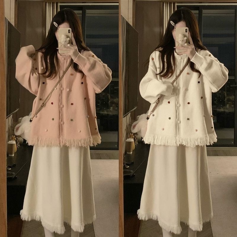 Dviejų dalių komplektas: megztinis su kutais ir aukšto juosmens megzta suknelė, ilgomis rankovėmis, mini ilgio