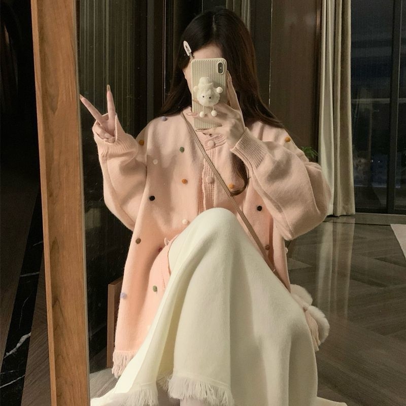 Dviejų dalių komplektas: megztinis su kutais ir aukšto juosmens megzta suknelė, ilgomis rankovėmis, mini ilgio