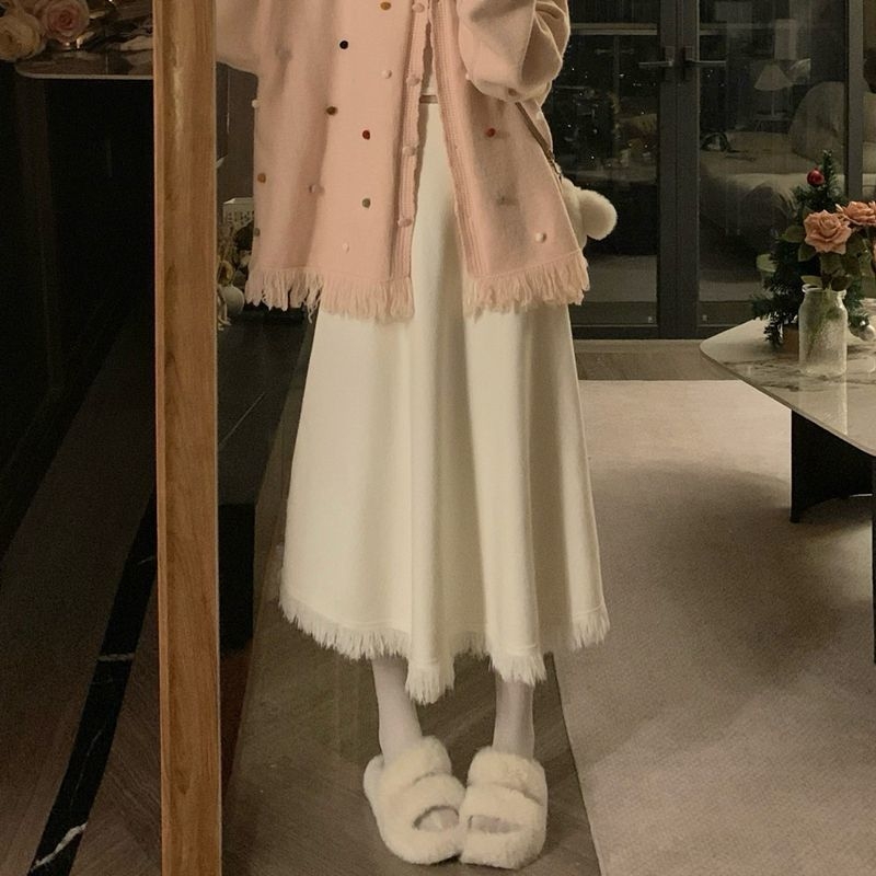 Dviejų dalių komplektas: megztinis su kutais ir aukšto juosmens megzta suknelė, ilgomis rankovėmis, mini ilgio