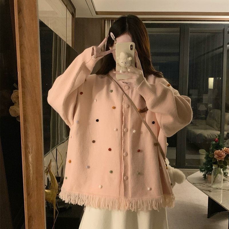 Dviejų dalių komplektas: megztinis su kutais ir aukšto juosmens megzta suknelė, ilgomis rankovėmis, mini ilgio