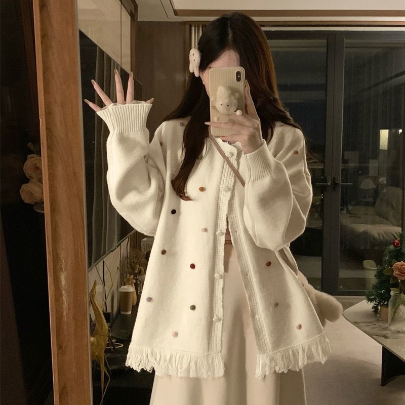 Dviejų dalių komplektas: megztinis su kutais ir aukšto juosmens megzta suknelė, ilgomis rankovėmis, mini ilgio