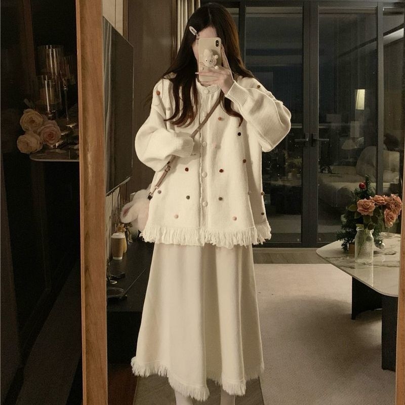 Dviejų dalių komplektas: megztinis su kutais ir aukšto juosmens megzta suknelė, ilgomis rankovėmis, mini ilgio