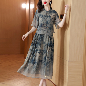 Satino komplektas viršui ir sijonui su tušo tapybos atspaudų, laisvas kirpimas, pusiau rankovės, ilgas sijonas, vasara 2023