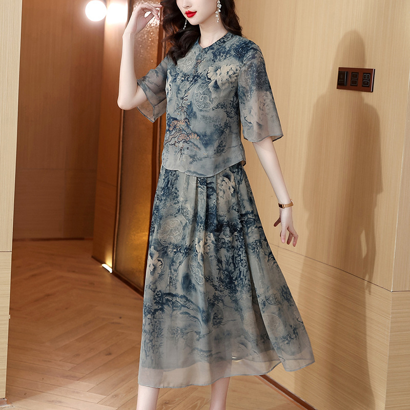 Satino komplektas viršui ir sijonui su tušo tapybos atspaudų, laisvas kirpimas, pusiau rankovės, ilgas sijonas, vasara 2023