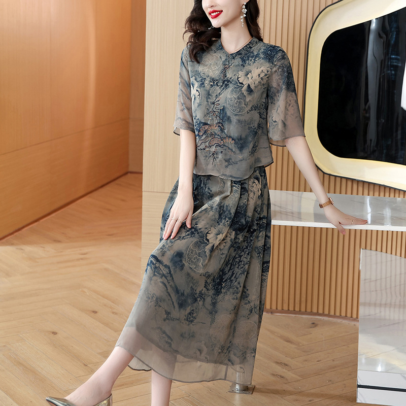 Satino komplektas viršui ir sijonui su tušo tapybos atspaudų, laisvas kirpimas, pusiau rankovės, ilgas sijonas, vasara 2023