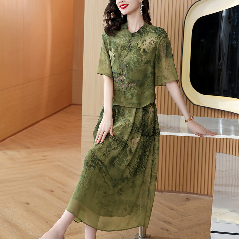 Satino komplektas viršui ir sijonui su tušo tapybos atspaudų, laisvas kirpimas, pusiau rankovės, ilgas sijonas, vasara 2023