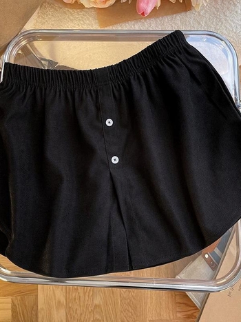 A linijos trumpas sijonas, vienos spalvos, poliesterio audinys, panelinis siuvimas, žiemos 2023