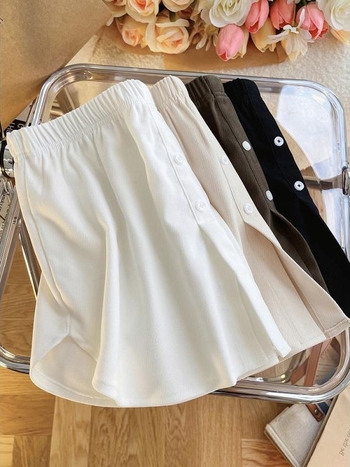 A linijos trumpas sijonas, vienos spalvos, poliesterio audinys, panelinis siuvimas, žiemos 2023