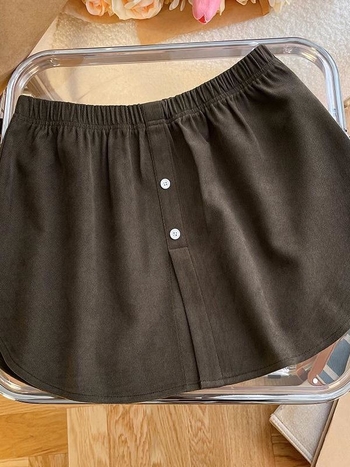 A linijos trumpas sijonas, vienos spalvos, poliesterio audinys, panelinis siuvimas, žiemos 2023