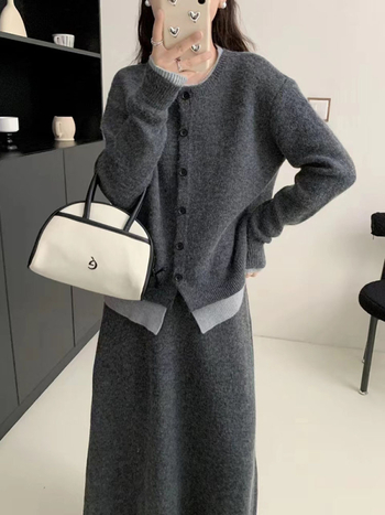 Megztas kardiganas ir sijono komplektas, ilgomis rankovėmis, midi sijonas, rudens 2024 išleidimas, poliesterio/akrilo mišinys, koliažo dizaino