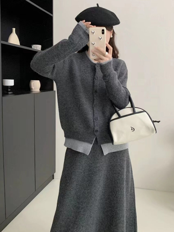 Megztas kardiganas ir sijono komplektas, ilgomis rankovėmis, midi sijonas, rudens 2024 išleidimas, poliesterio/akrilo mišinys, koliažo dizaino