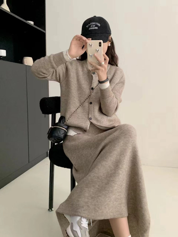 Megztas kardiganas ir sijono komplektas, ilgomis rankovėmis, midi sijonas, rudens 2024 išleidimas, poliesterio/akrilo mišinys, koliažo dizaino